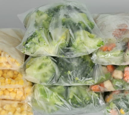 プラスチック袋に入ったさまざまな冷凍野菜の画像