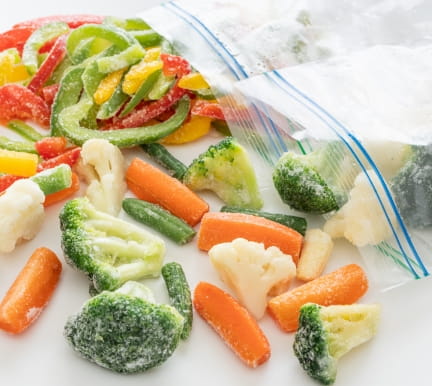 冷凍野菜の袋が2つ並んでいる画像